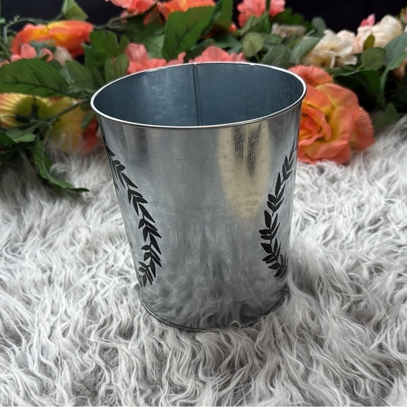 Silver Metal Bucket with Black Lettering “H” - Picture 4 of 5